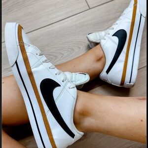 Nike White and Black Sneakers Classic Low-Top Design